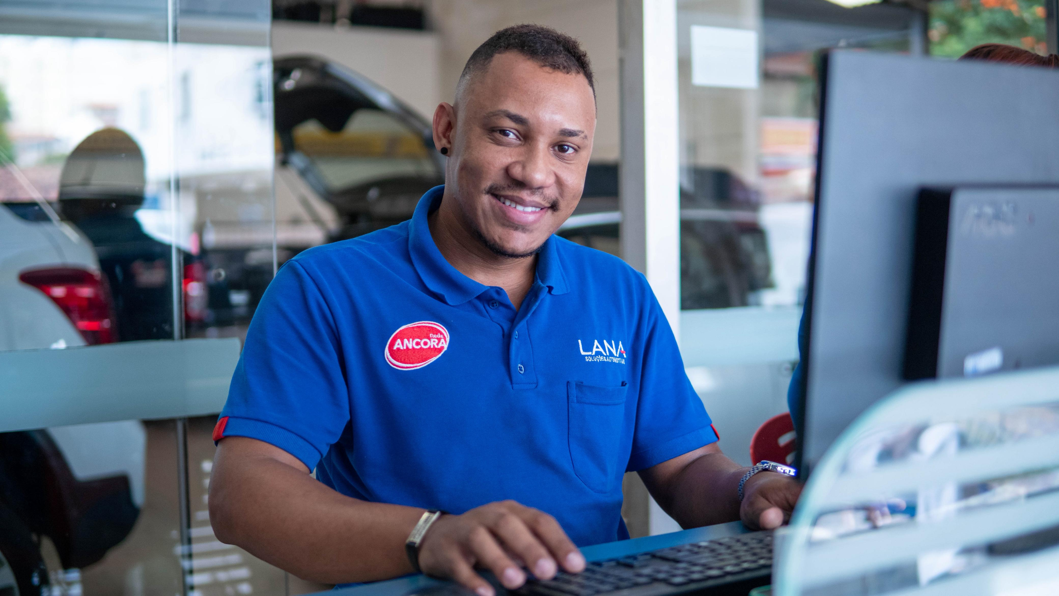 Colaborador da Lana Soluções Automotivas no balcão de atendimento